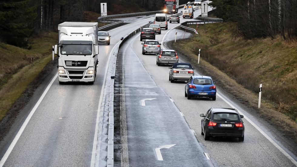 Räkna med köer nästa vecka mellan infarten till Mullsjö Norra och Broholm. Trafikverket ska asfaltera den knappt fyra kilometer långa sträckan. Lots och vakt kommer att reglera trafiken. FOTO: Robert Eriksson. 