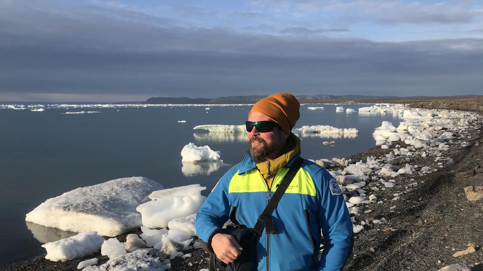 Hans Linderholms är professor i naturgeografi vid Göteborgs universitet. Här under ett fältarbete på norra Grönland där man samlade in drivved för att få fram väderdata.