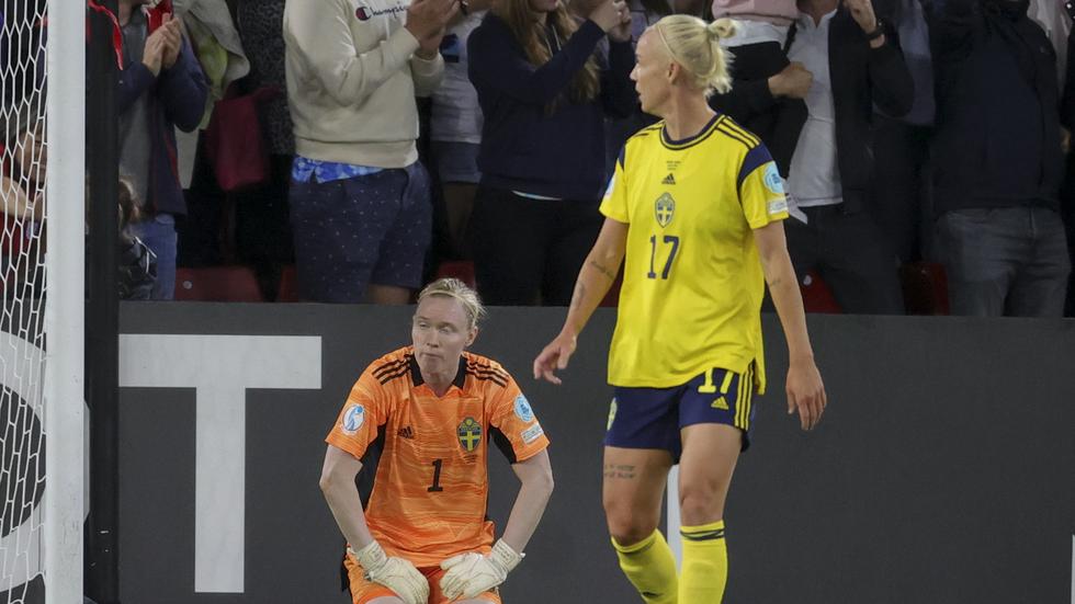 Hedvig Lindahl och Caroline Seger deppar efter 0–4-förlusten i EM-semifinalen mot England.