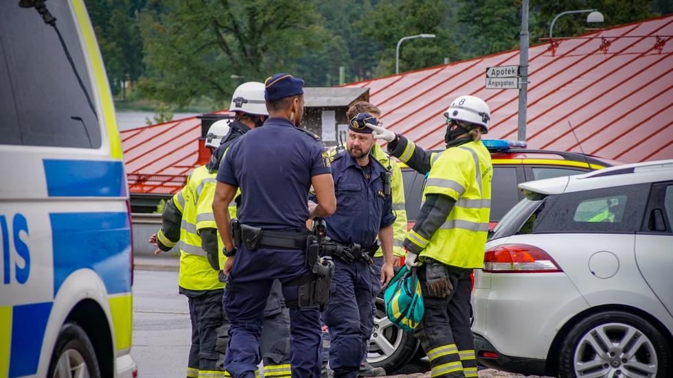 Räddningstjänst och polis vid olycksplatsen. 