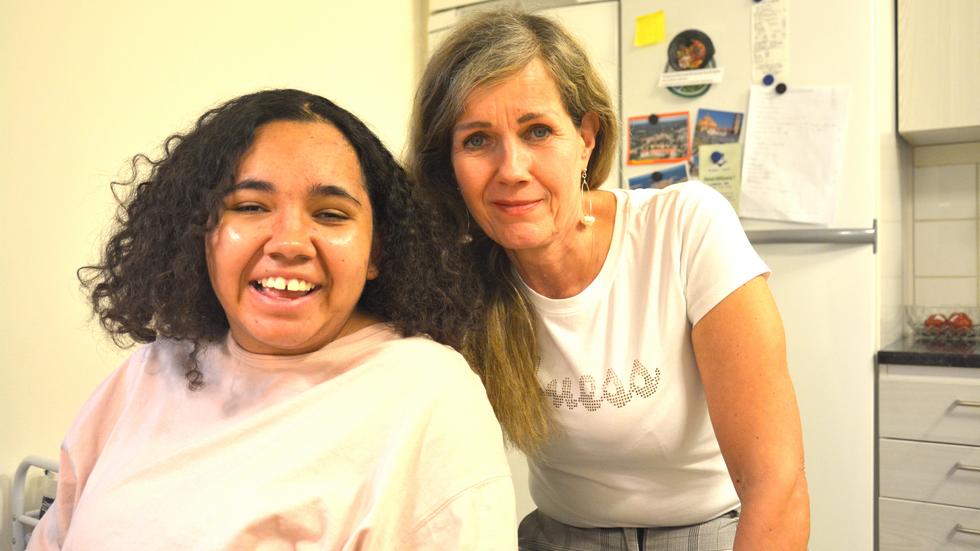 Leilani Campbell och hennes mamma Nadia Faraguna i den lägenhet som Leilani nu har fått. Efter flera års oförklarlig huvudvärk blev läget akut hösten 2019, då en tumör och en missbildning på hjärnstammen upptäcktes. 