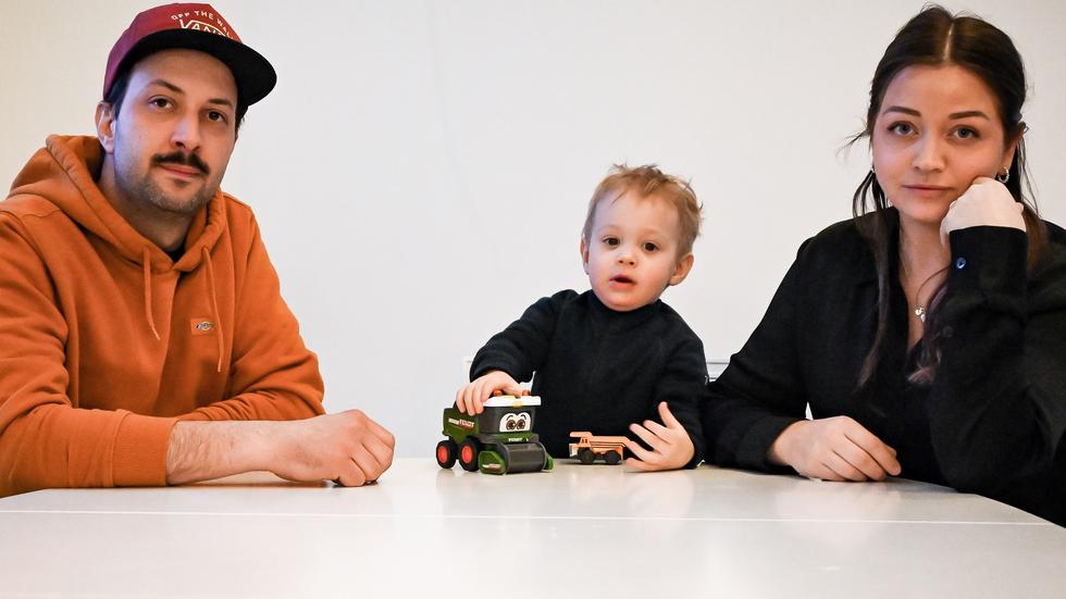 Tom Niklasson och Linn Svärd tillsammans med deras son Frank som går på Kyrkbyns förskola i Habo kommun.