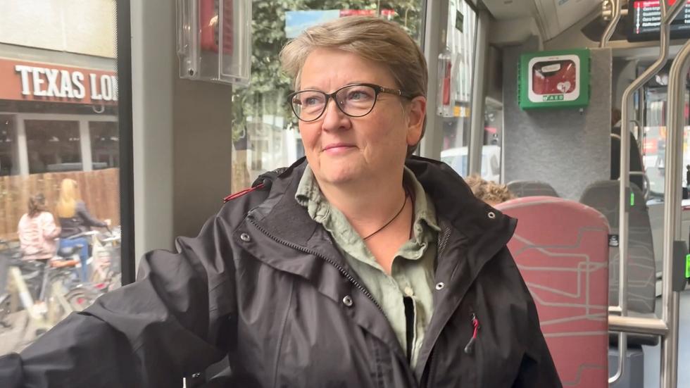 Karin Henriksson jobbar som administrativ samordnare på JLT. Sedan två år tillbaka gör hon även rösterna på bussarna: ”Jag tyckte att det var en kul grej” säger hon.