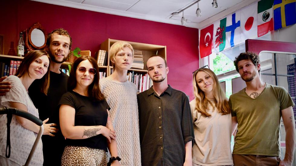 Ukrainska kulturskapare samlade i Småland, med Sergey Serko längst till höger. 
Bild: Julia Engborg/privat