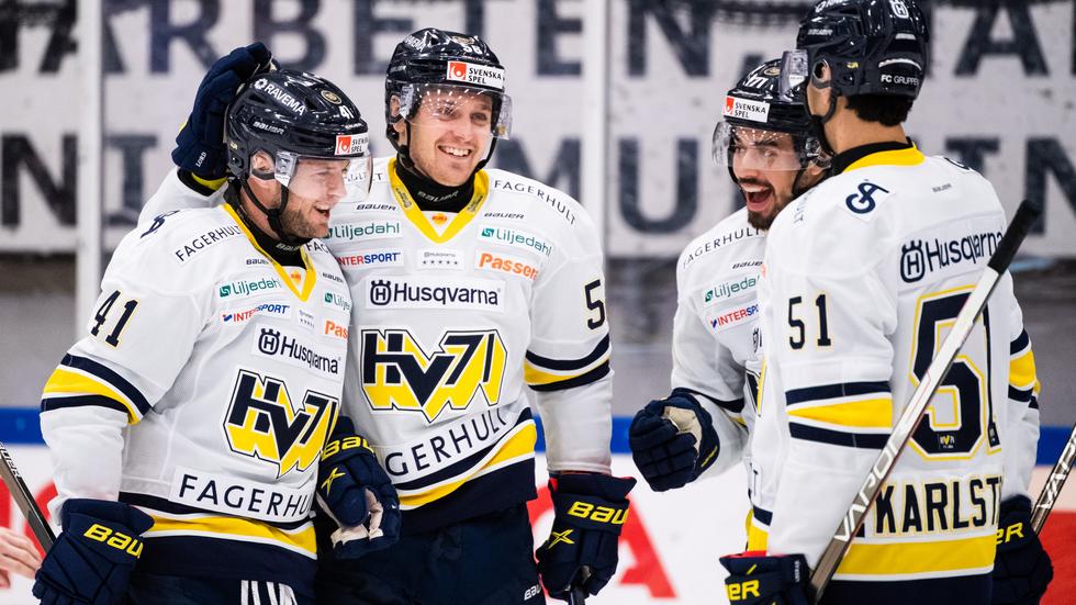 Fredrik Forsberg i mitten jublar med Chad Billins, Marcus Karlström och Tyler Vesel. Foto: Simon Hastegård.