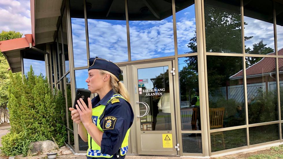 Polisen var på plats vid restaurang Åkanten dit de boende hade evakuerats. 