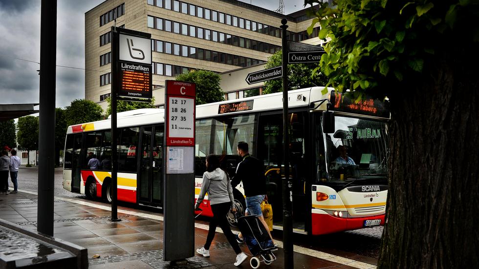 Länstrafikens nya biljettsystem blev försenat och 20 miljoner dyrare. Dessutom hann nya biljettläsare installeras på 60 äldre bussar - som nu ska tas ur bruk. Men en skadeståndsprocess kan bli snårig. 
