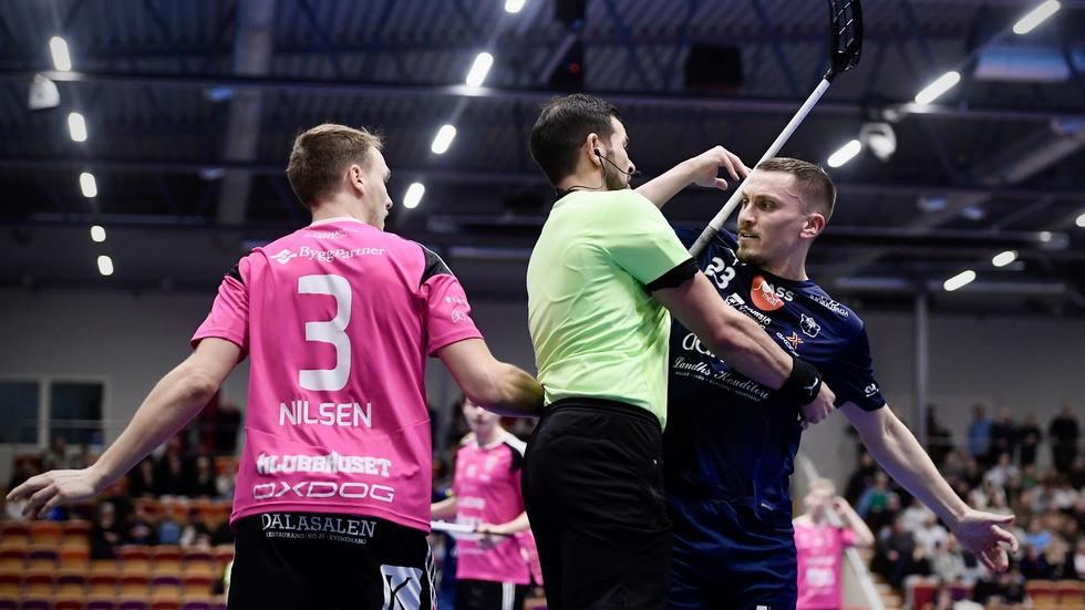 Sebastian Palmqvist och Mullsjö ligger under med 0-2 i matcher mot Falun. Här tvingas domaren kliva i mellan Palmqvist och Faluns Emil Nilsen.