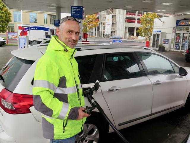 Svante Berglund tankar sin bil med diesel. han menar att körningen får anpassas när priserna stiger.