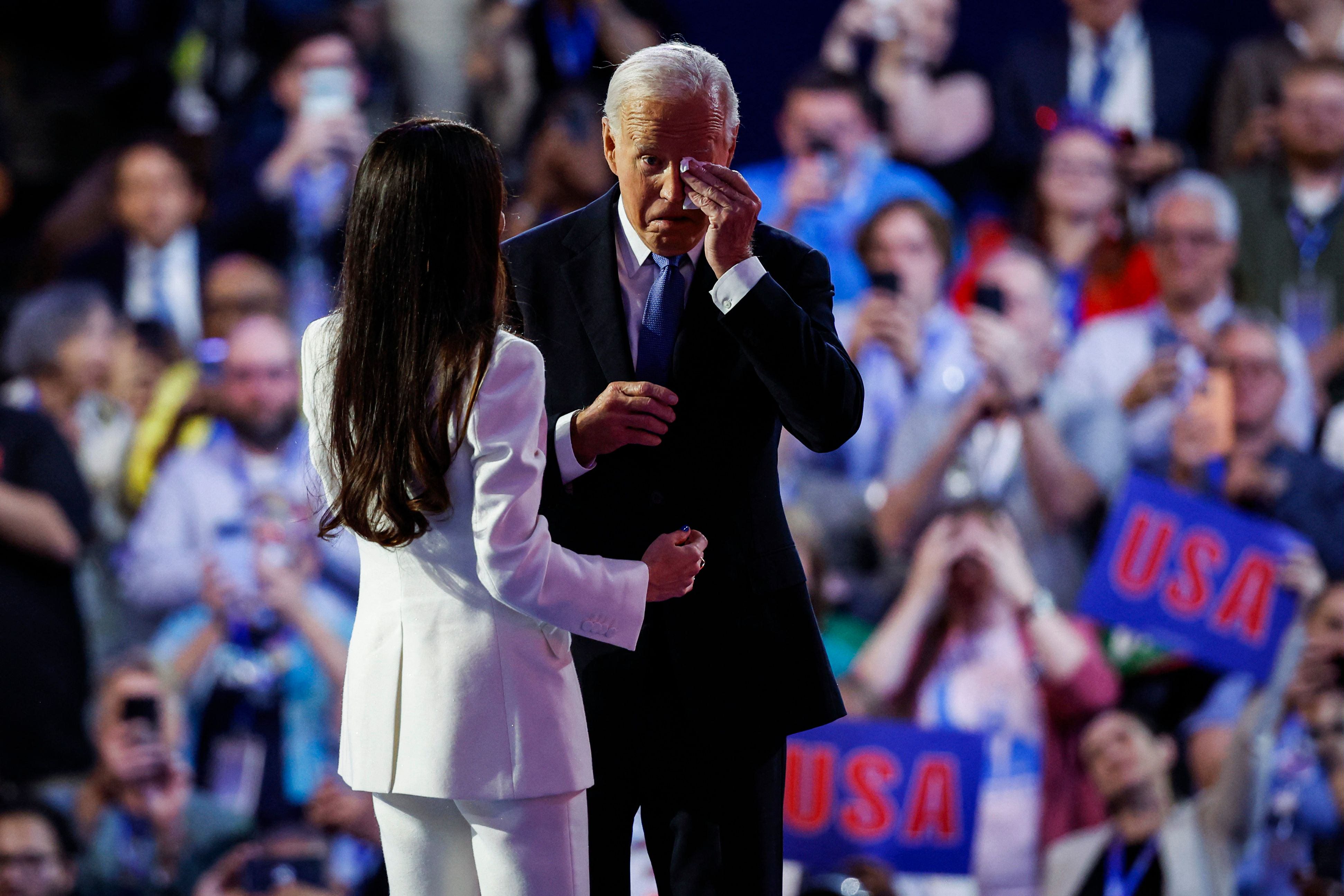 Il presidente degli Stati Uniti Joe Biden sta salendo sul podio della Convention democratica dopo essere stato presentato da sua figlia Ashley Biden.