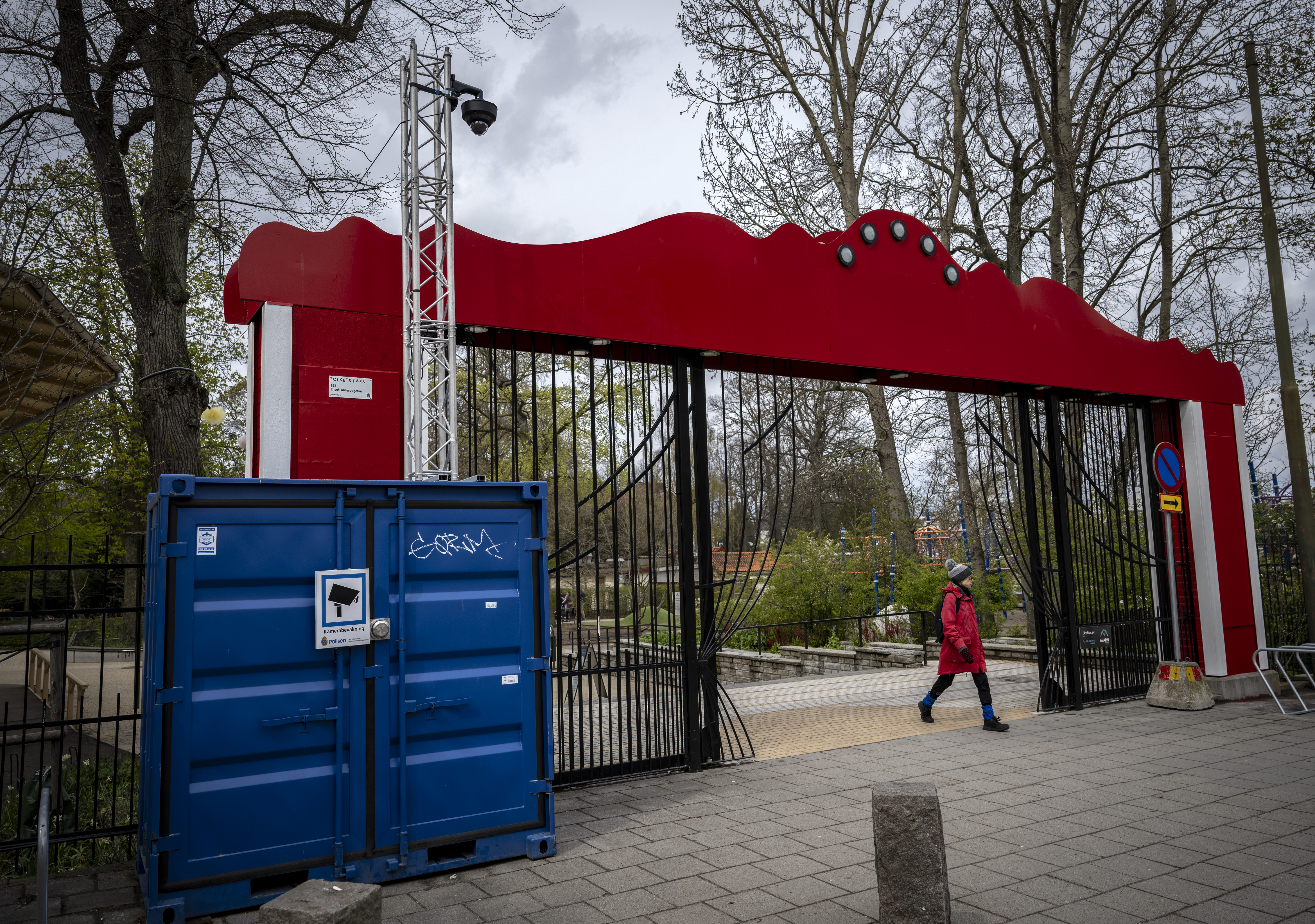 Polisen har ställt en container med övervakningskamera utanför Folkets park i Malmö.