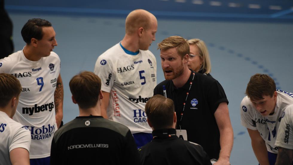 Hallbys tränare Jesper Östlund var aktiv under hela matchen. Här i en timeout i den andra halvleken mot Varberg.