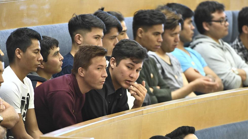 Afghanska flyktingar på åhörarläktaren i riksdagshuset för att lyssna på en debatt om situationen för ensamkommande barn och ungdomar