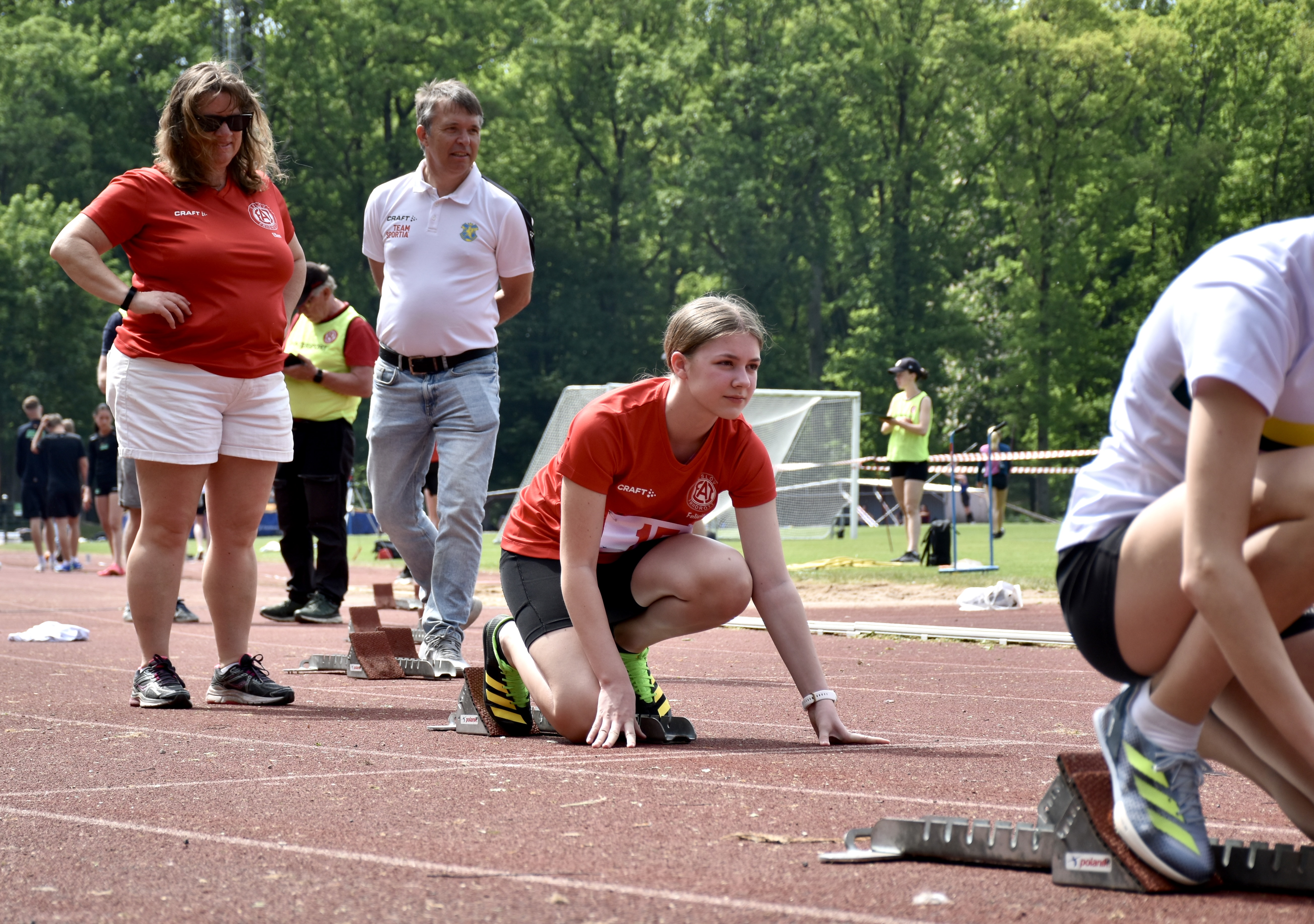 Felicia Andersson gör sig redo för B-final på 200 meter. I bakgrunden supportar Ellen Tufvesson, en av tränarna i Eslöv AIS. 