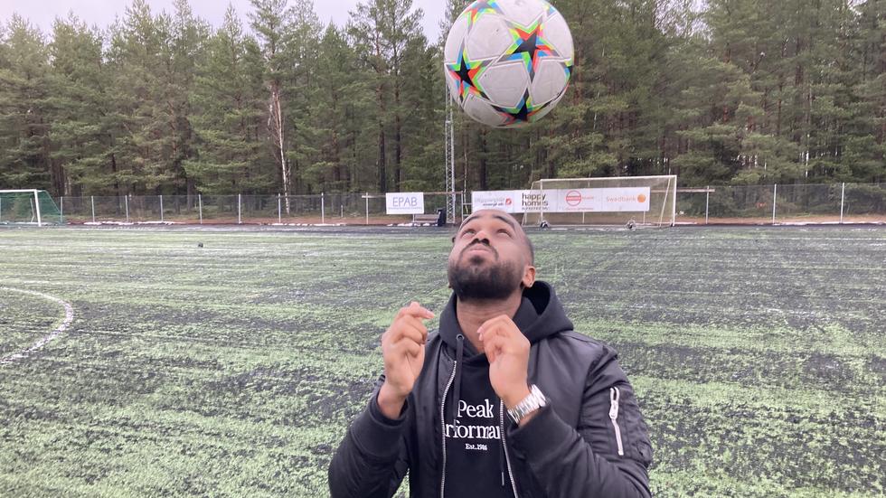 Majid har själv spelat fotboll och hanterar ju bollen väl med huvudet.