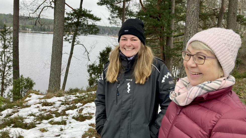 Emma Hartelius och Beata Thafvelin står vid Emmas smultronställe – sista biten av leden runt Sandhemssjön. Just nu är det dock inte lika vackert som på våren.