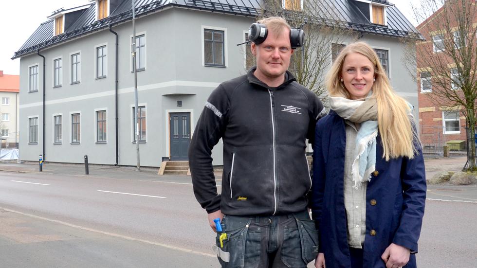 Marcus Nilsson och Rosalie Sandahl bor i den sydöstra delen av Vaggeryds kommun. I en första etapp av renoveringen såg de till att fasaden mot gatan fick en fin puts, samtidigt som taket lades om.