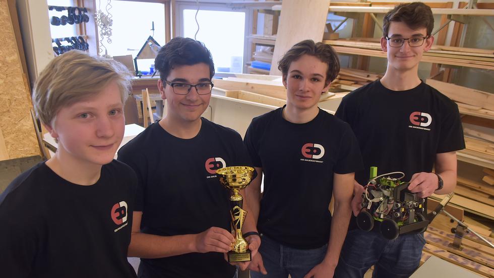 Markus Friberg, Lukas Hirsch, Arend Petzold och Leopold Grinnemo går andra året på Erik Dahlbergsgymnasiet. I sommar ska de tävla i robot-VM. 