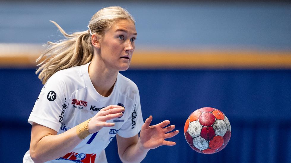 Emma Wahlström gjorde hela tio mål när Hallby till slut besegrade Kroppskultur efter en jämn match. Foto: Christoffer Borg Mattisson.