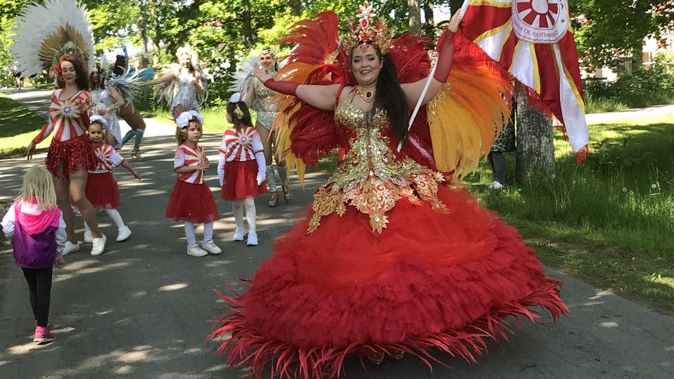 Abunda, Kulturskolan och elever från Öxnehagaskolan stod för det färgsprakande karnevalståget. 
