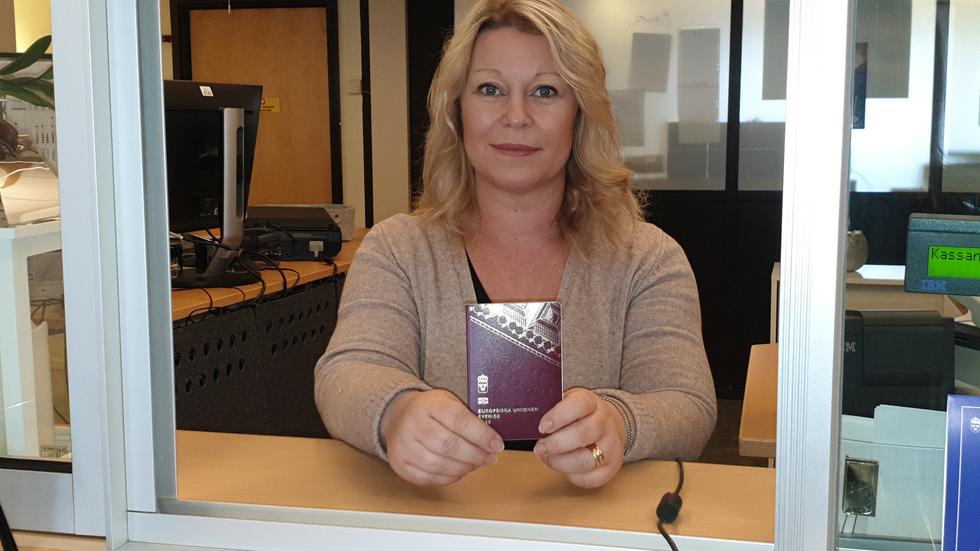 Anette Timmer är gruppchef hos polisen i Värnamo:
– För tillfället har vi 1200 pass och id-kort som väntar på att hämtas.

I Jönköping är samma siffra över 3 200.