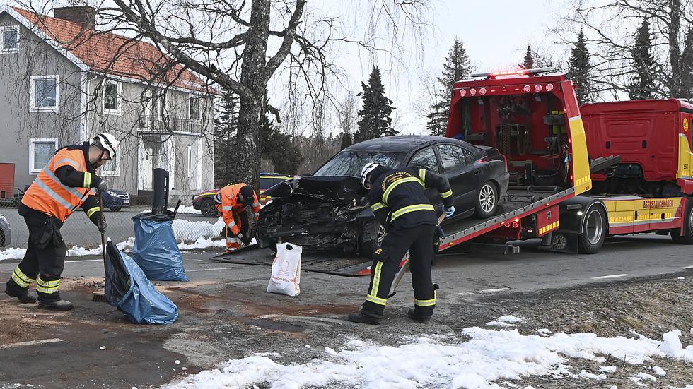 Två bilar fick på tisdagsmorgonen bärgas efter att de frontalkrockat på Klämmestorpsvägen. Två personer var ute ur bilarna när räddningstjänsten anlände olycksplatsen, båda fick föras till sjukhus.