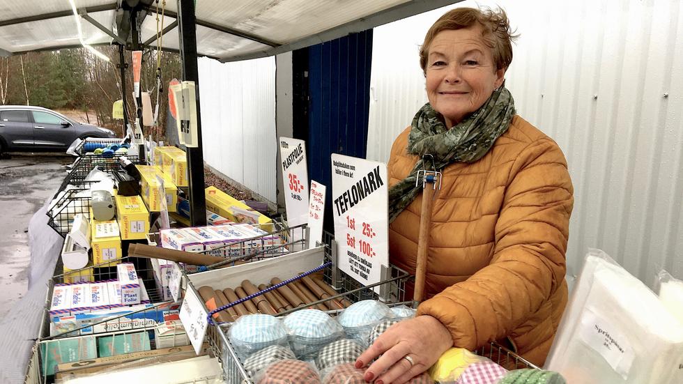 Kerstin Magnusson och hennes make riggar upp sitt marknadsstånd utanför fabriken i Bredaryd en gång i månaden.