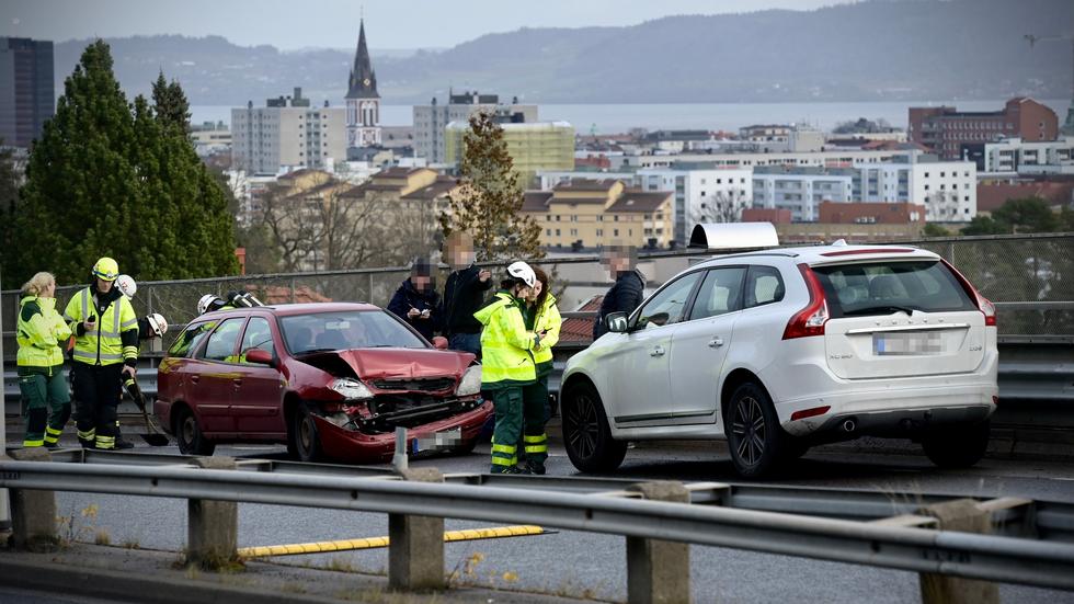 Polisen utredde en misstänkt smitningsolycka efter att två bilister krockat med varandra längs Åsenvägen i Jönköping.