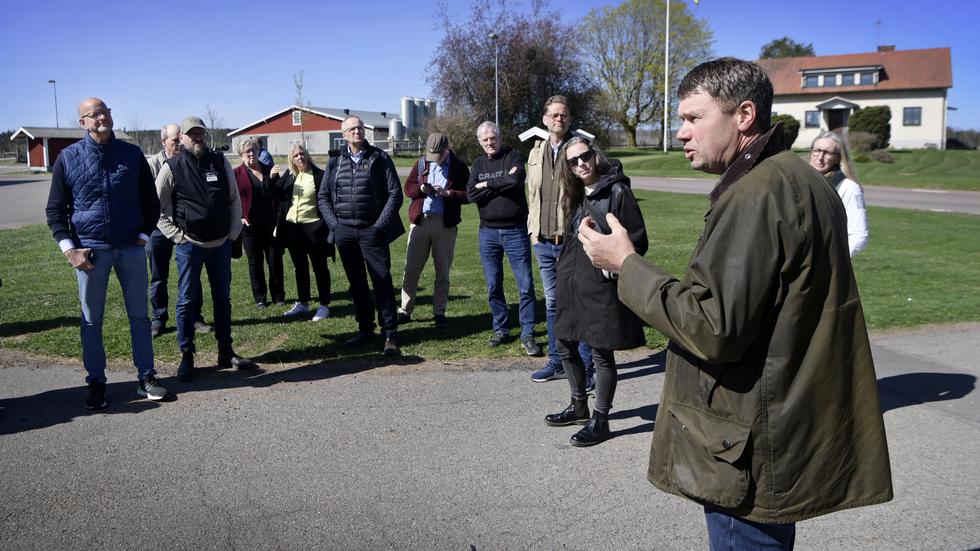 På Adelövs gård tar ägaren Mikael Wik emot riksdagsledamöterna. Han berättar om de stora satsningar han gjort på gården och den oro han har för framtiden.