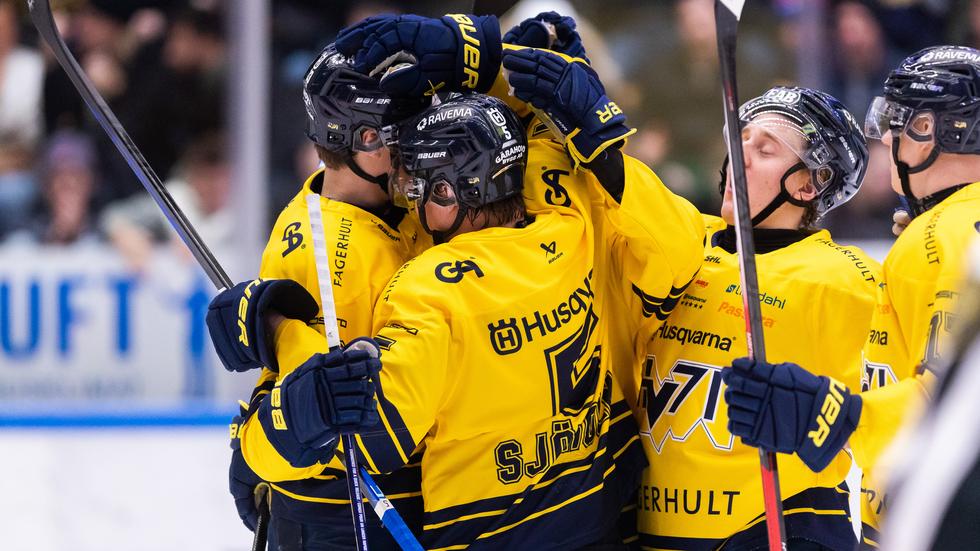 Victor Sjöholm och hans lagkamrater jublar. Det räckte till två poäng den här gången i derbyt mot Oskarshamn.