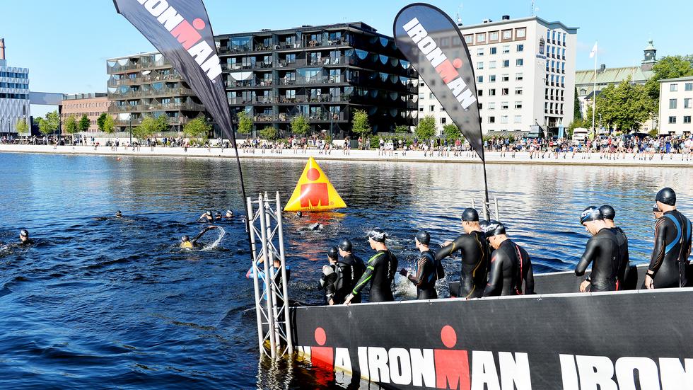 Minst ett 30-tal personer har vittnat om att det blivit magsjuka efter helgens Ironman i centrala Jönköping.  Organisationen Ironman undersöker nu vad som hänt.