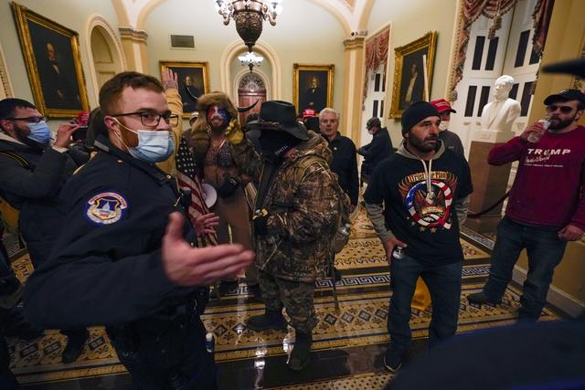 Trump-anhängare har tagit sig in i Kapitolium. Foto: Manuel Balce Ceneta/AP
