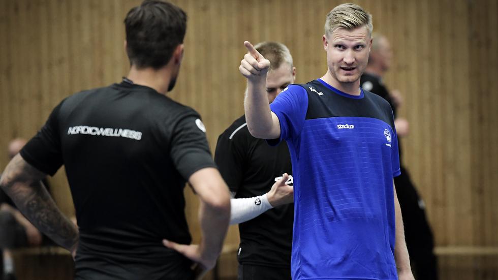 Jesper Östlund missade förra matchen på grund av att han blev pappa. Nu är han tillbaka på tränarbänken. 