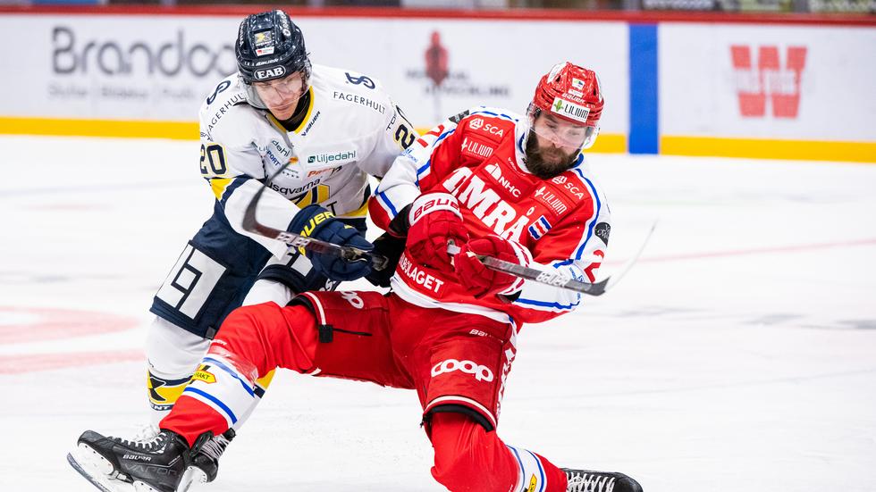 HV71:s André Petersson och Timrås Per Svensson i en duell i torsdagens match i NHC Arena. 