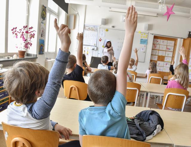 Fem skolsocionomer anställs på låg och mellanstadieskolor i Jönköping. De kommer bland annat att gå hem till elever som inte dyker upp i skolan. 
