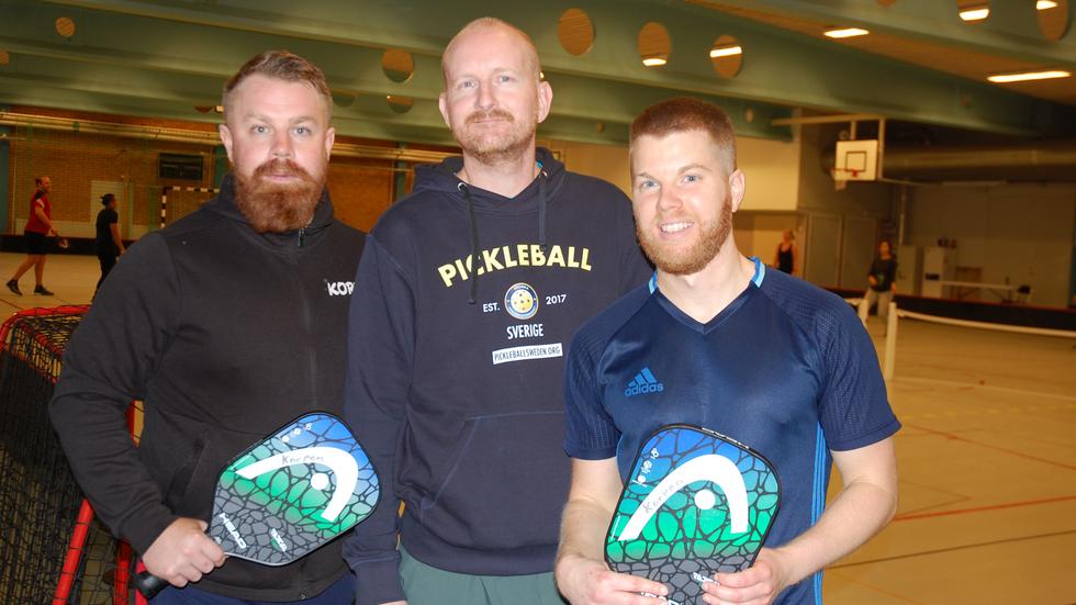 Christian Cannerstad, Mats Börsheim och David Lindberg tar emot de som är intresserade av att testa den nya racketsporten pickleball. 