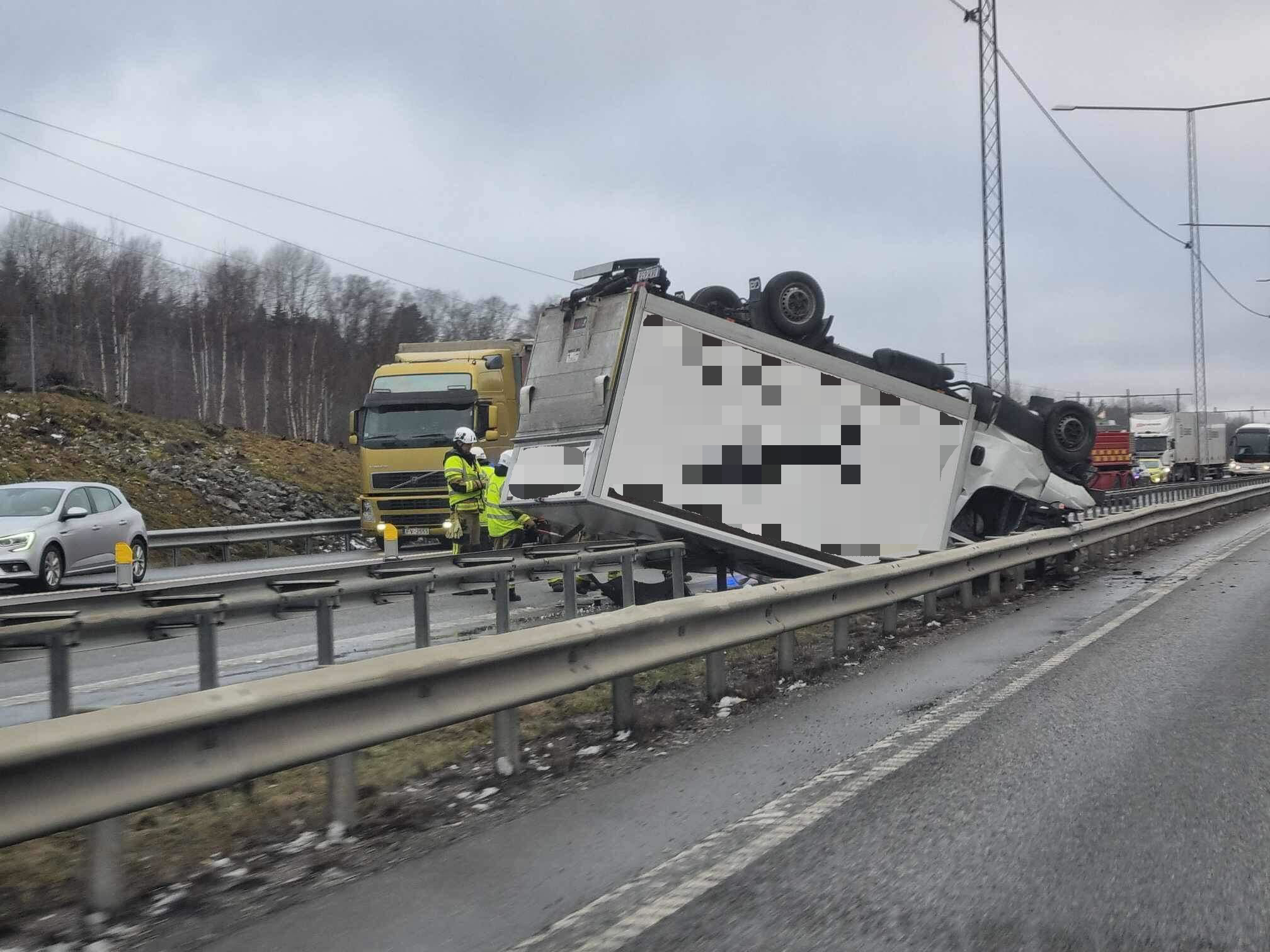 Två Lastbilar I Krock – En I Mitträcket – LT