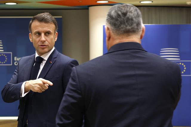 Frankrikes president Emmanuel Macron i samtal med Ungerns premiärminister Viktor Orbán inne på EU:s toppmöte i Bryssel.