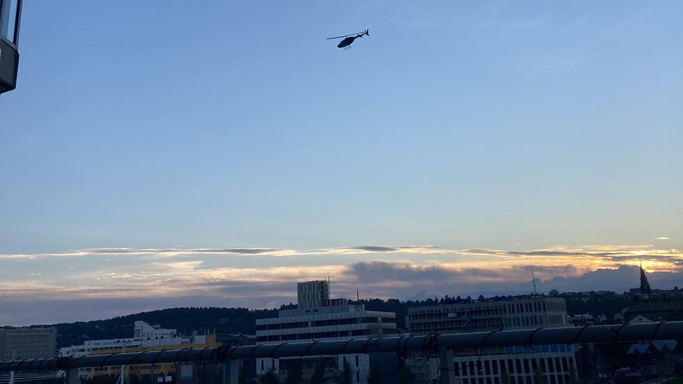 En helikopter hovrar över Jönköping.