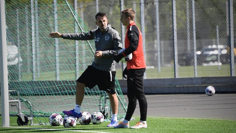 Målvaktstränaren Konstantinos Paganias i samspråk med målvakten Felix Jakobsson när J-Södra tränade på Jordbrovallen på tisdagen. 