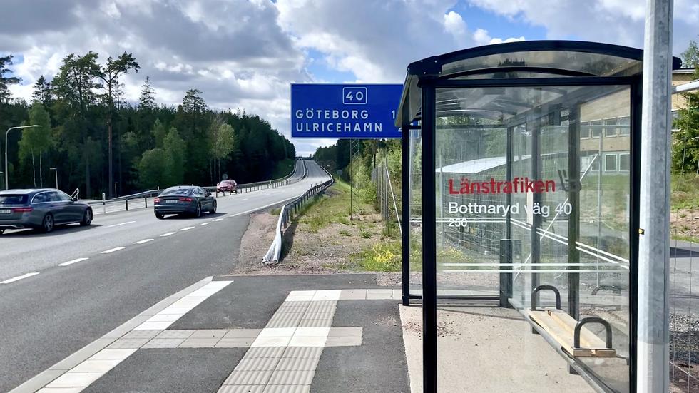 Placeringen av busshållplatsen i Bottnaryd har diskuterats politiskt, nu senast i en interpellation från Sverigedemokraterna.