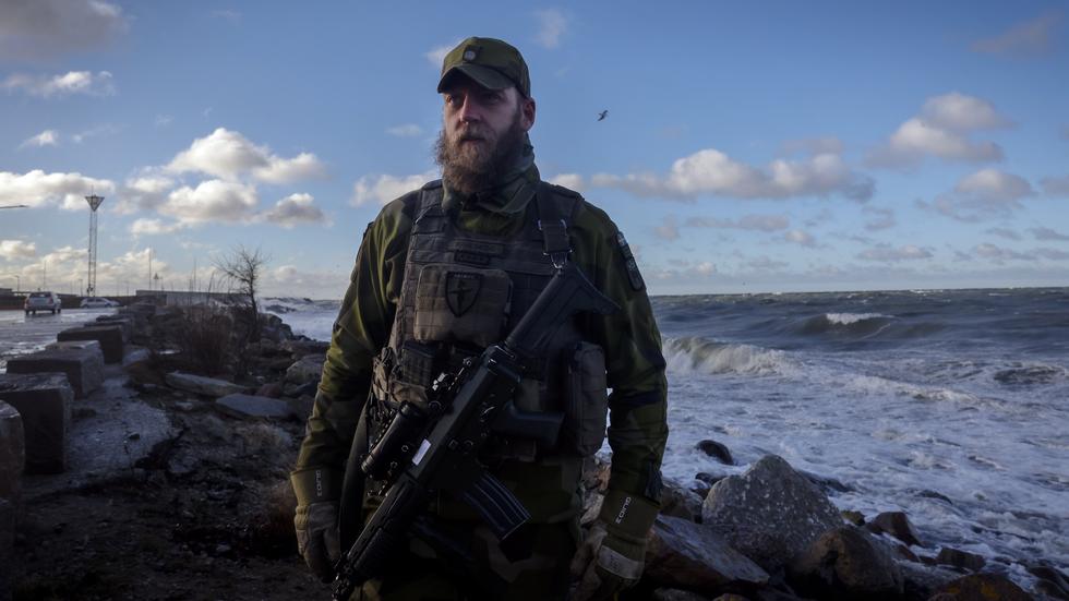 ”Vi är inte oroliga och det behöver inte allmänheten heller vara”, säger Kristoffer Rahlskog, plutonchef på P 18 på Gotland om det skärpta säkerhetsläget. 