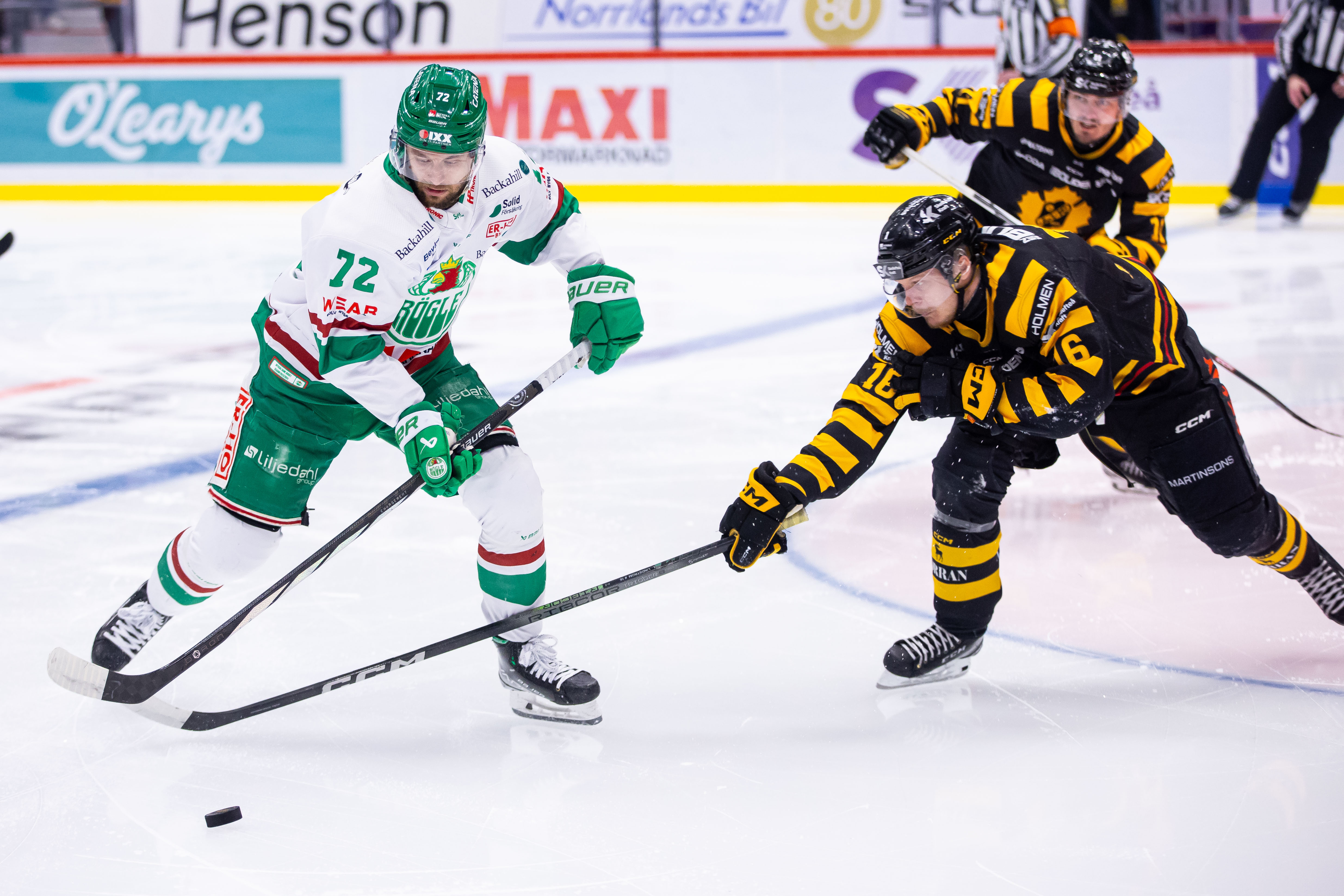 Rögles Daniel Zaar och Skellefteås Linus Lindström i kamp om pucken.