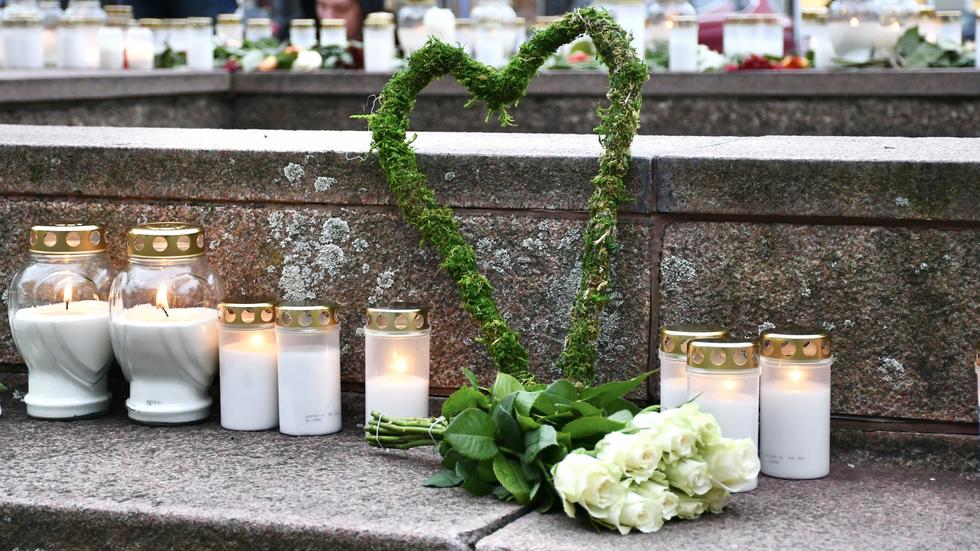 Stort blomhav på torget i Vetlanda efter att den 21-åriga kvinnan hittats död.
