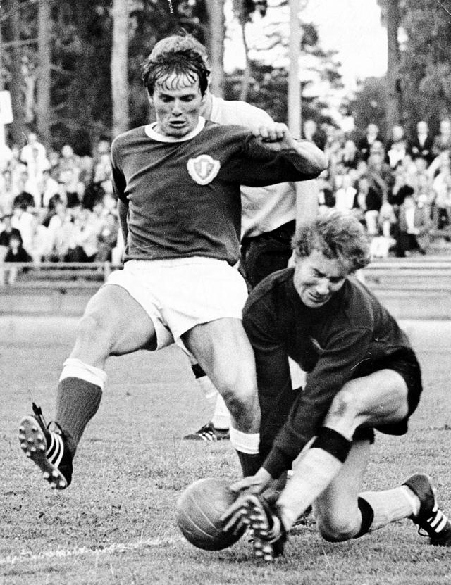 Rolf ”Kocken” Andersson i en match på Stadsparksvallen. Alltid målfarlig och hungrig på att näta.