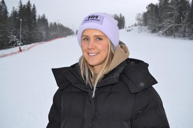 Emelie Wikström har sen nio år en fast plats i svenska alpinlandslaget. På torsdag ska hon försöka ta sig upp på pallen i VM-slalomen i Cortina. Här poserar hon på hemmaplan i Järabacken. 