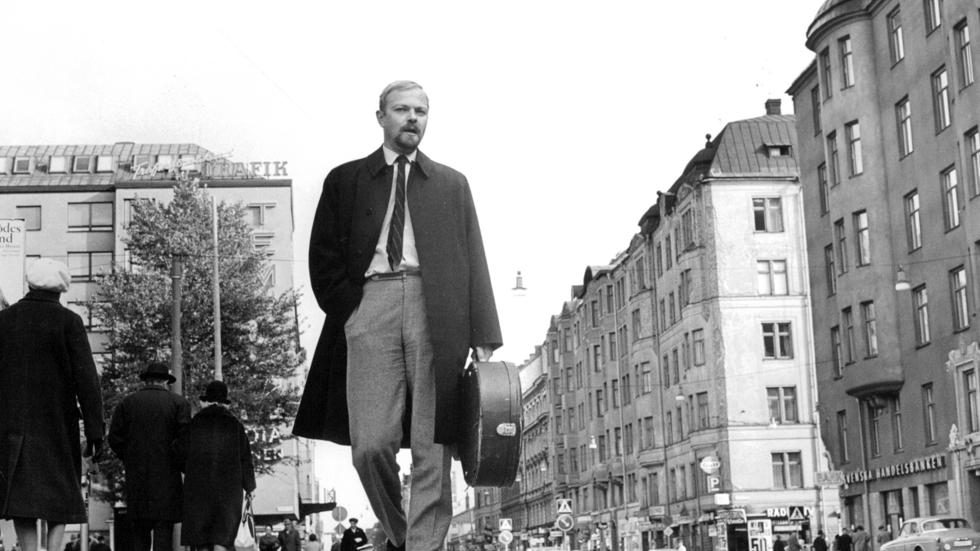 Sommaren var vissångaren Olle Adolphson bästa tid, precis som han sjöng i ”Nu är det gott att leva”. I veckan tillägnas han två konserter i Jönköping. Foto från 1968.
Bild: Bo Schreiber / TT 