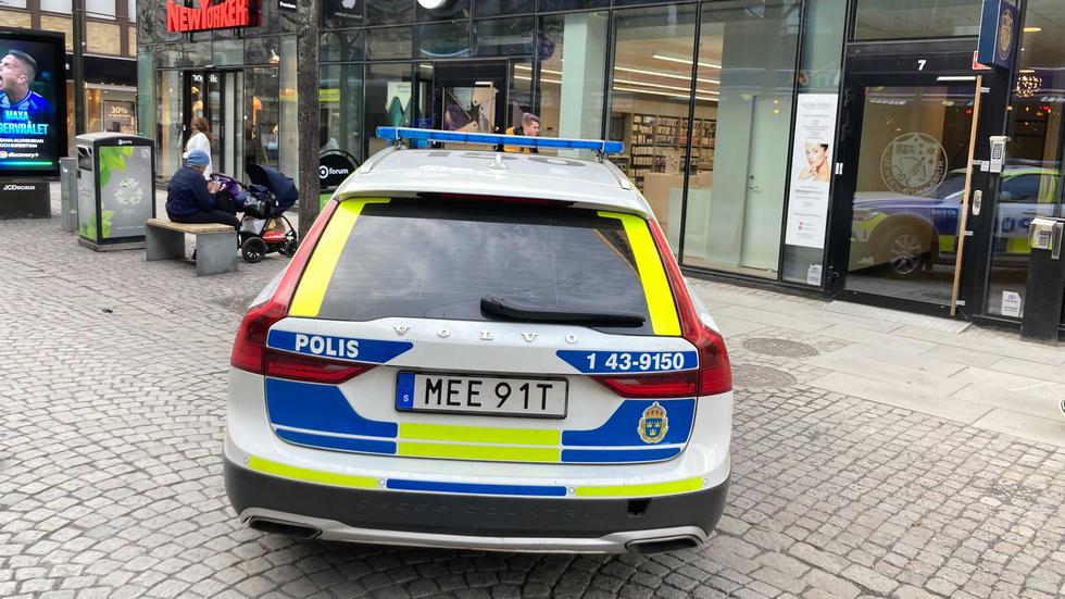 En man misstänks för brott efter pådraget i centrala Jönköping. FOTO: Daniel Hultqvist