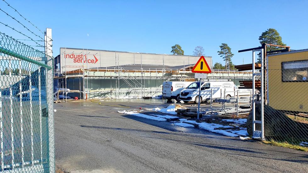 Industriservice i Vaggeryd passar på att bygga till. De får ett nytt kontor och bättre personalutrymmen.