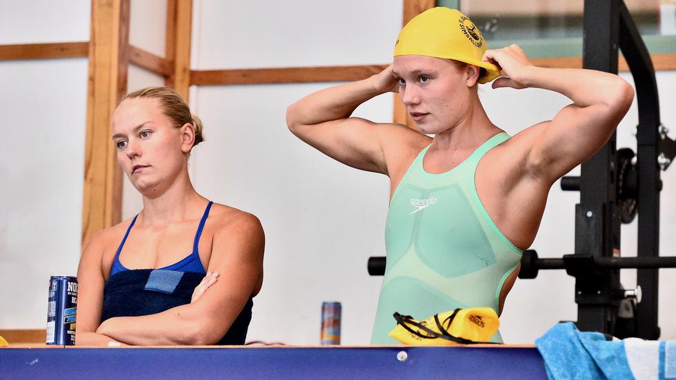 Systrarna Alma, till vänster, och Klara Thormalm simmade hem varsin SM-medalj under fredagen.